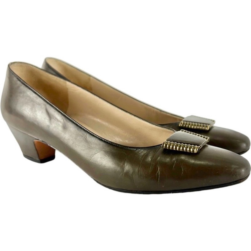 Ferragamo Brown Pump with Oiled Brass Vamp Ornament.‎